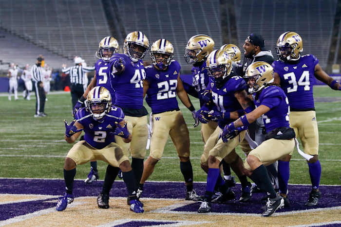 The Washington defense celebrates a fourth-quarter interception against Utah.